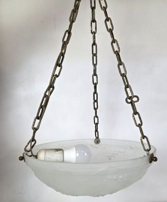 une suspension à l'ancienne surmontée d'une coupole en verre