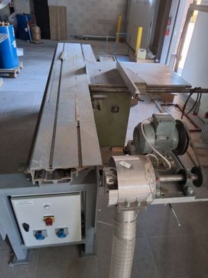une machine qui travaille sur une pièce de bois