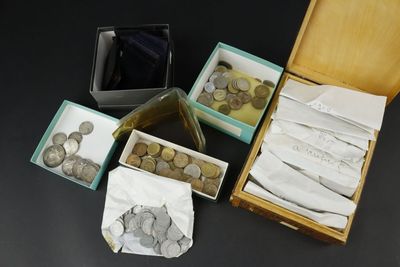 plusieurs boîtes de pièces posées les unes à côté des autres sur une table