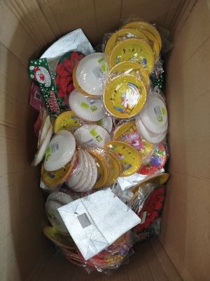une boîte en carton remplie d'une multitude d'objets de toutes sortes