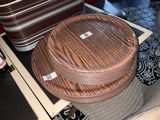 une pile d'assiettes en bois posée sur une table, à côté d'une bouteille de bière