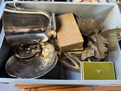 une boîte remplie d'objets en argent posée sur une table
