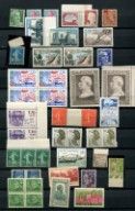 une photo d'une collection de timbres exposée sur un mur