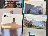 beaucoup de livres posés sur une table