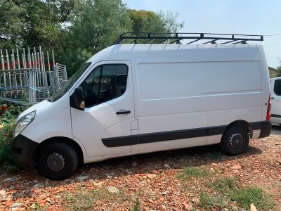une camionnette blanche garée sur le bord de la route