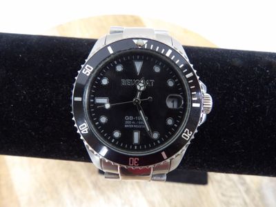 une montre montée sur un bracelet noir