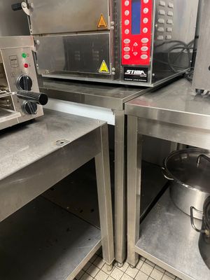 Petite table inox à tablette d’entrejambe. - Photo 1