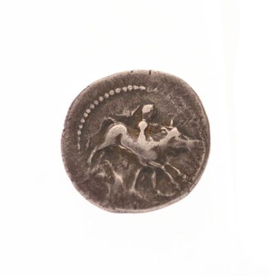 une vieille pièce sur laquelle figurent un cheval et un cavalier