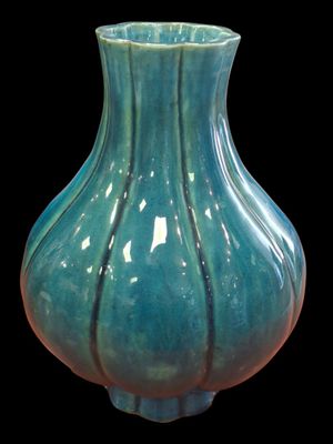 CHINE, Période Qing Vase à panse godronnée bleu