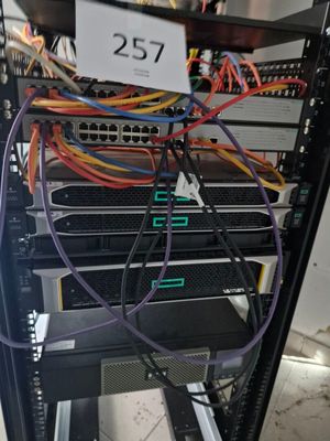 un rack avec de nombreux câbles qui y sont raccordés