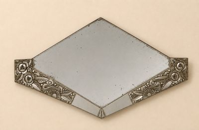 un miroir accroché au mur