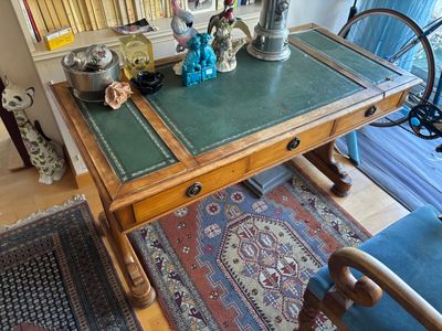 une table avec un plateau vert et une chaise bleue