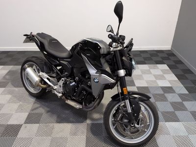 une moto garée sur un sol en damier