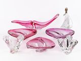 plusieurs morceaux de verre rose posés sur une surface blanche