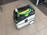une machine posée par terre, avec une banane dessus