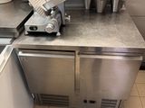 une machine posée sur le comptoir d'une cuisine