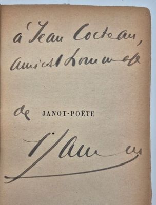 un vieux livre écrit posé sur une table