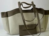 sac fourre-tout en toile beige et marron, avec un portefeuille et une étiquette assortis