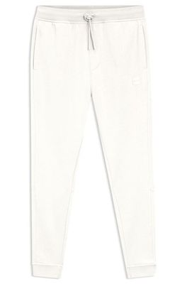 une photo d'un pantalon de survêtement blanc sur fond blanc