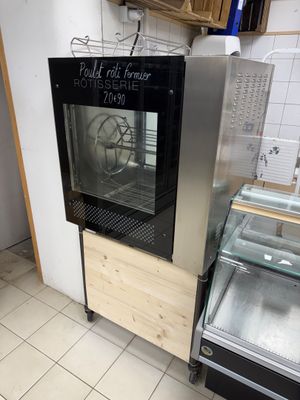 une vitrine en verre sur laquelle est accrochée une pancarte, dans une cuisine