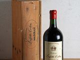une bouteille de vin posée à côté d'une caisse en bois