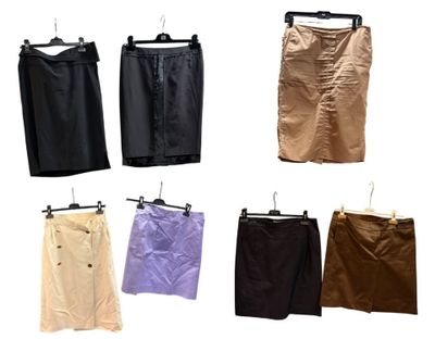 plusieurs jupes de différentes couleurs suspendues à un portant