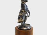 une image représentant une statue de lapin posée sur un socle en bois