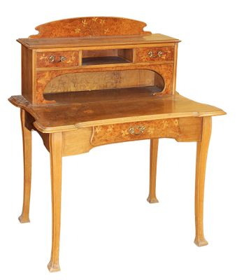 l'image d'un bureau en bois surmonté d'un tiroir