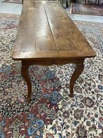 Table en bois fruitier reposant sur quatre pieds galbés. (photo 5)
