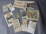 de nombreuses cartes postales anciennes posées sur une table, sur fond bleu