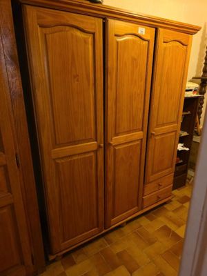 une photo d'un placard dans une pièce avec du parquet