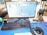 un écran d'ordinateur et un clavier sur un bureau dans une pièce