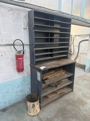 un extincteur à côté d'une pile de bois