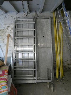 une échelle adossée au mur d'une pièce