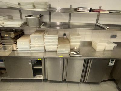 une grande cuisine avec beaucoup de vaisselle sur le plan de travail