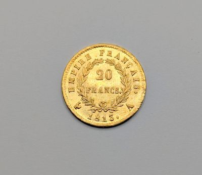 gros plan d'une pièce d'or sur une surface grise