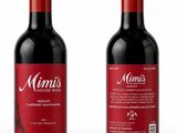 deux bouteilles de vin sur fond blanc