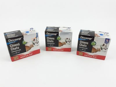 trois boîtes d'herbe à chat posées sur une surface blanche