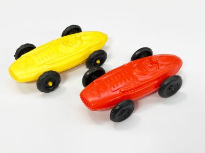 trois voitures jouets qui sont assises l'une à côté de l'autre