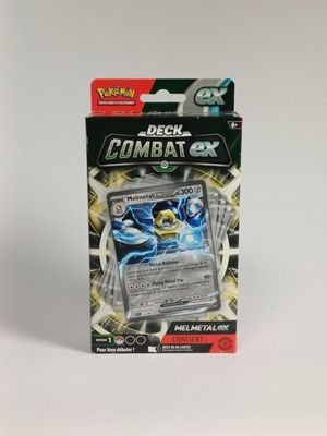 un gros plan d'une boîte de cartes Pokémon posée sur une surface blanche
