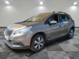 la voiture argentée est garée sur un sol en damier dans le garage
