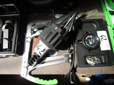 une boîte à outils posée sur une table à côté d'une montre