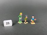 trois figurines représentant un homme et une femme debout l'un à côté de l'autre
