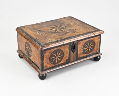 une vieille boîte en bois ornée d'un motif en forme d'étoile sur le devant