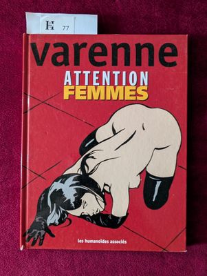 un livre rouge sur lequel figure l'image d'une femme