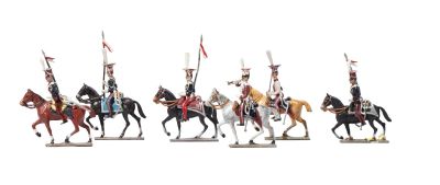 cinq figurines représentant des hommes à cheval portant des drapeaux