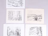 quatre dessins représentant des arbres et un bâtiment sont accrochés au mur