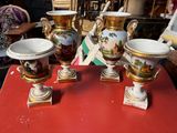 quatre vases posés sur une table rouge dans une pièce
