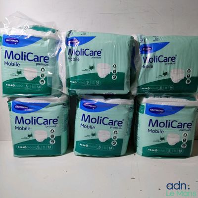 quatre paquets de papier toilette Molicare Mobile empilés les uns sur les autres