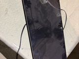 un verre brisé à l'arrière d'un téléphone portable